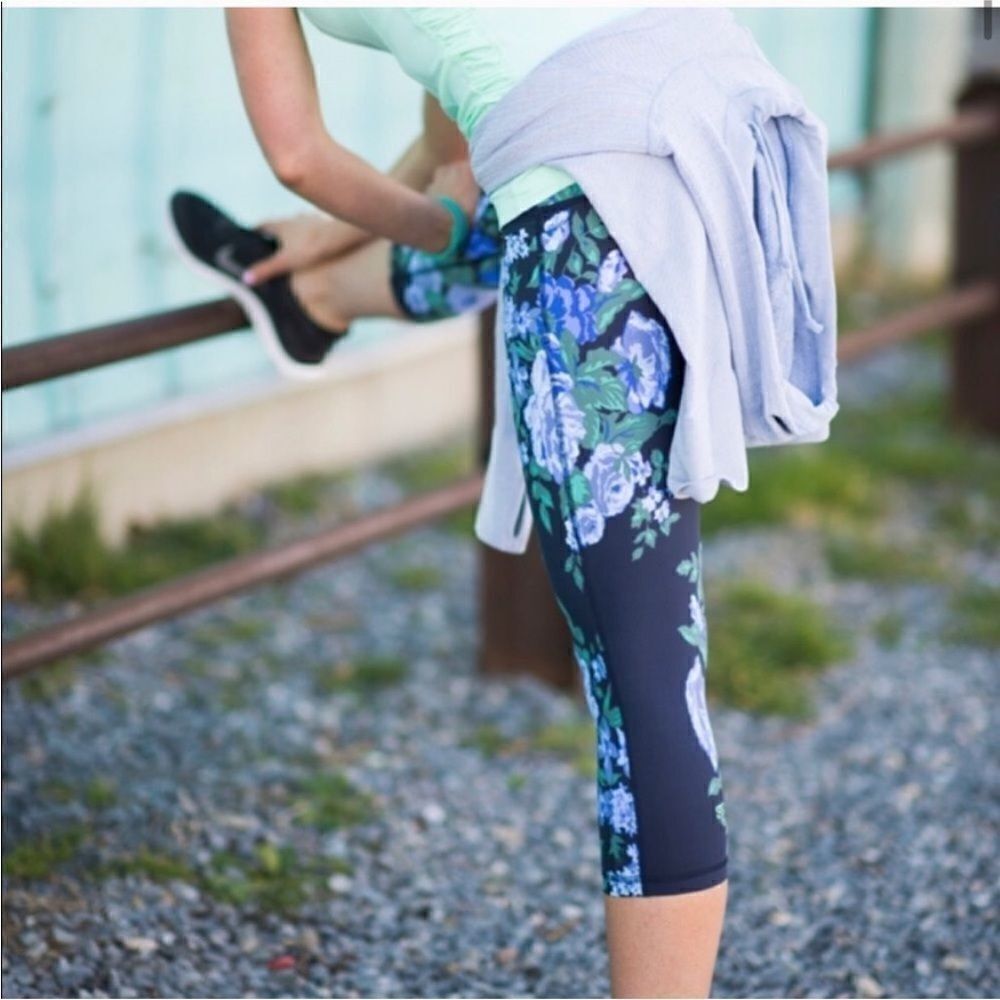 Albion Fit Blue Floral Crop Leggings